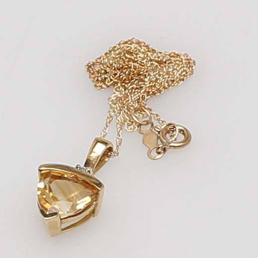 HÄNGE i 10K gulguld med citrin och diamant, stämplad 10K.