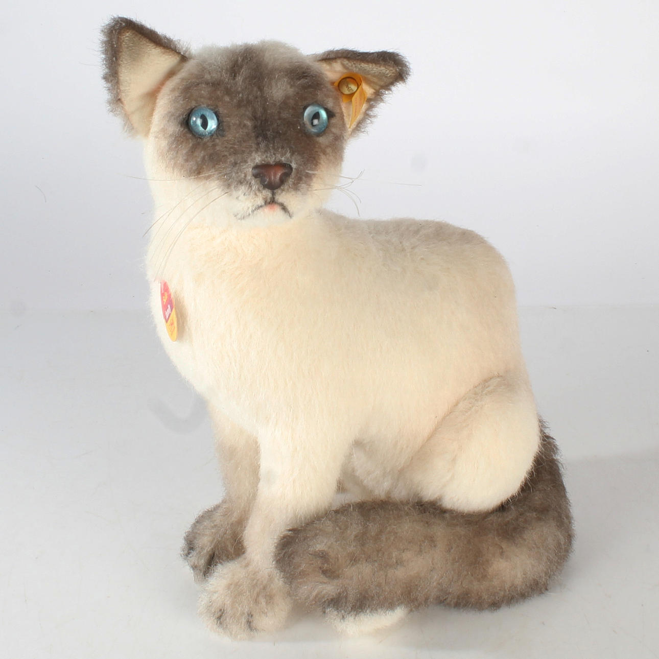 STEIFF CAT, "SULLA", WITH BUTTON AND LABEL.