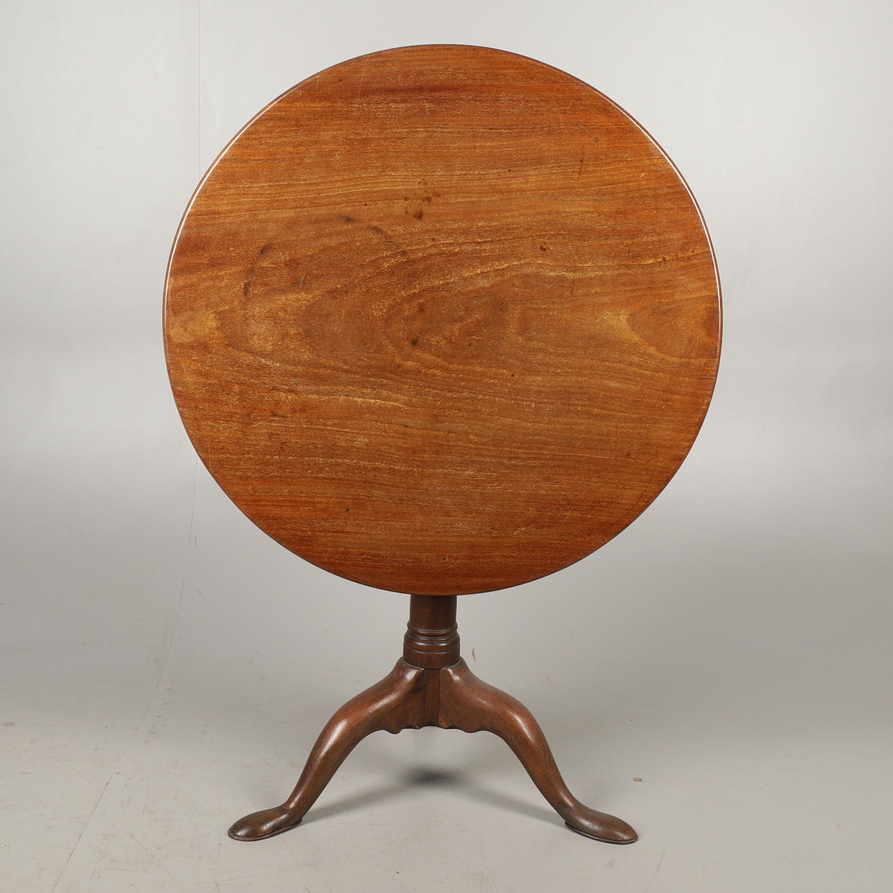 A MAHOGANY BIRDCAGE ACTION TRIPOD TABLE.