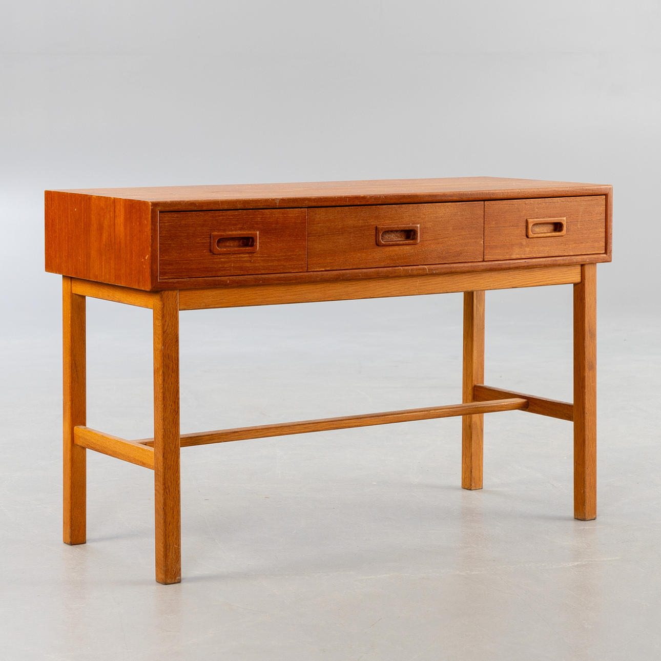 kleiner Teak Konsolentisch / Sideboard. Mid Century Design.
