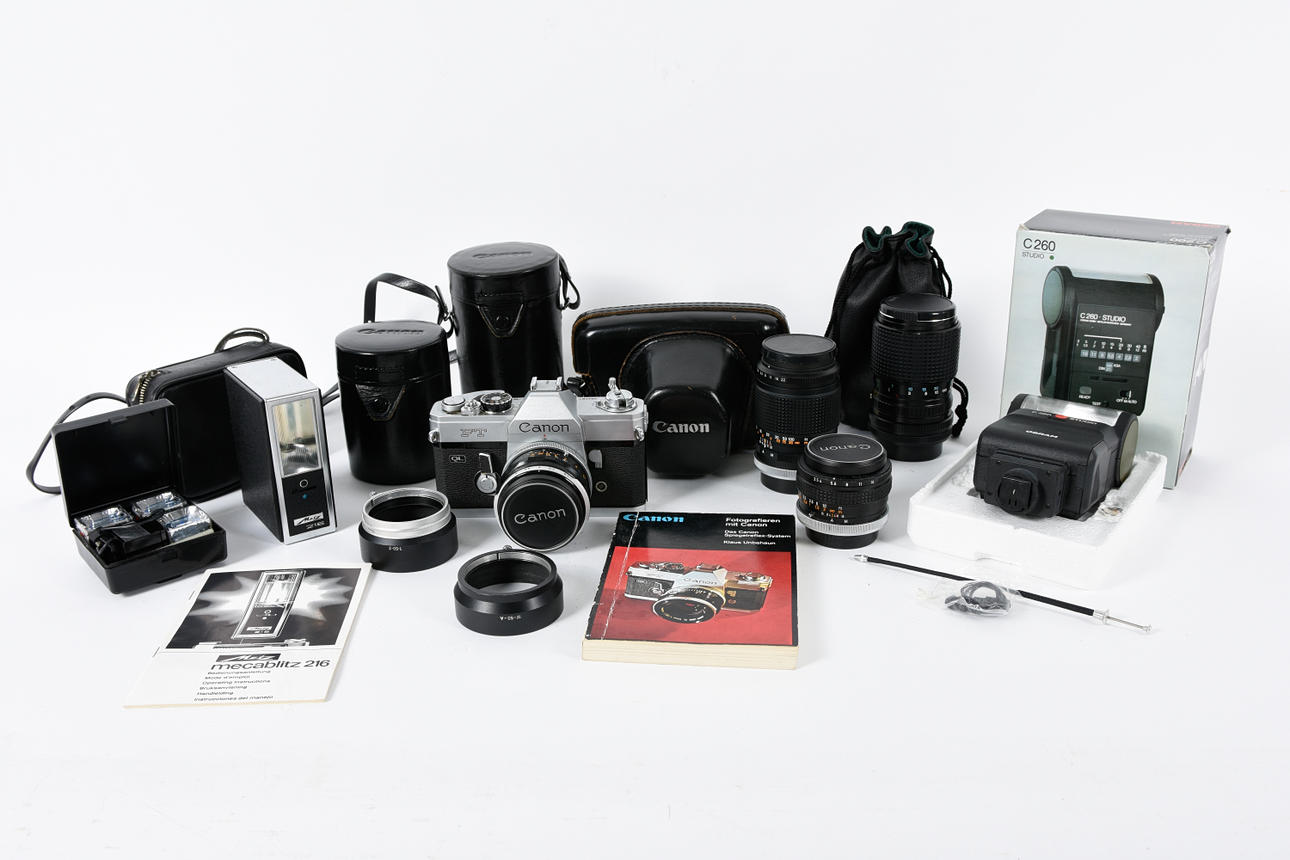 ANALOG SLR-KAMERA. Canon med FT QL + 50 mm 1:1.8 och tillbehör.