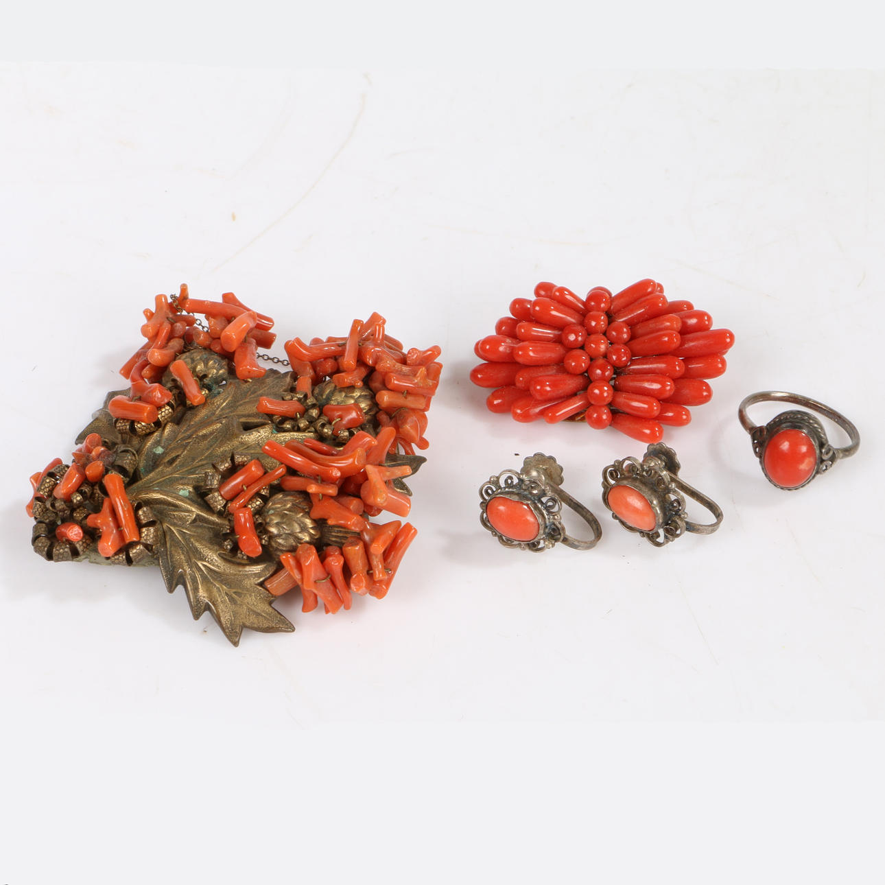 UNA COLECCIÓN DE JOYAS DE CORAL.