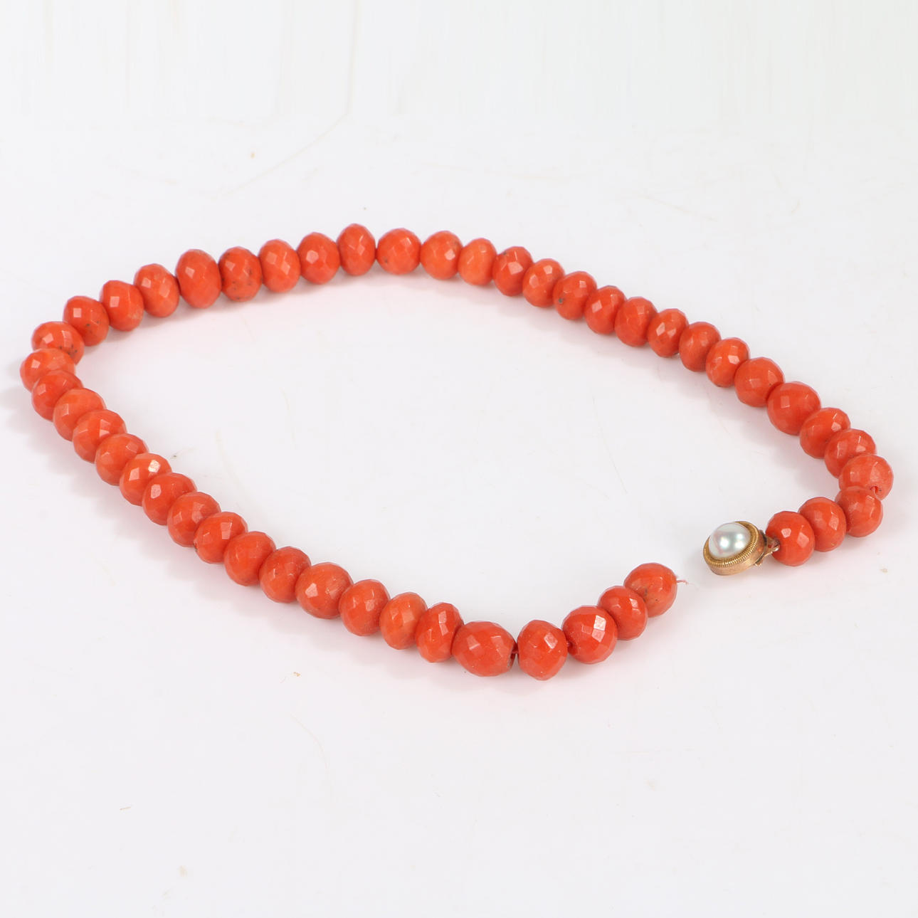 EINE VIKTORIANISCHE KORALLENPERLEN-HALSKETTE.