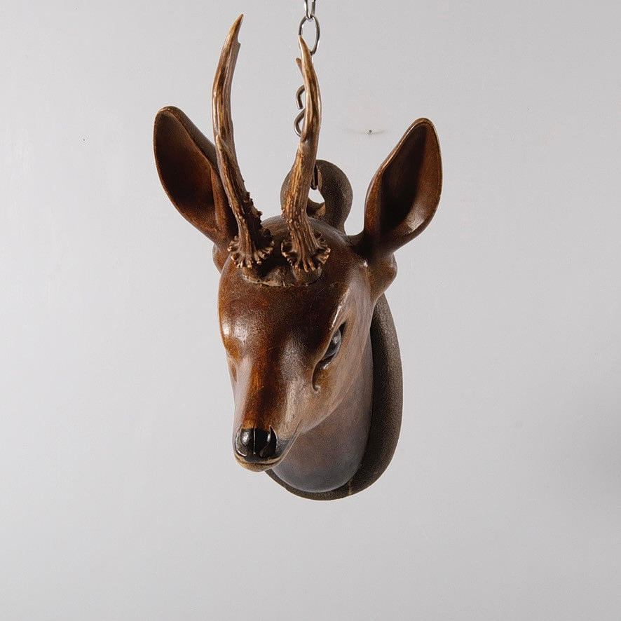 CABEZA DE CIERVO, madera tallada, siglo XIX.