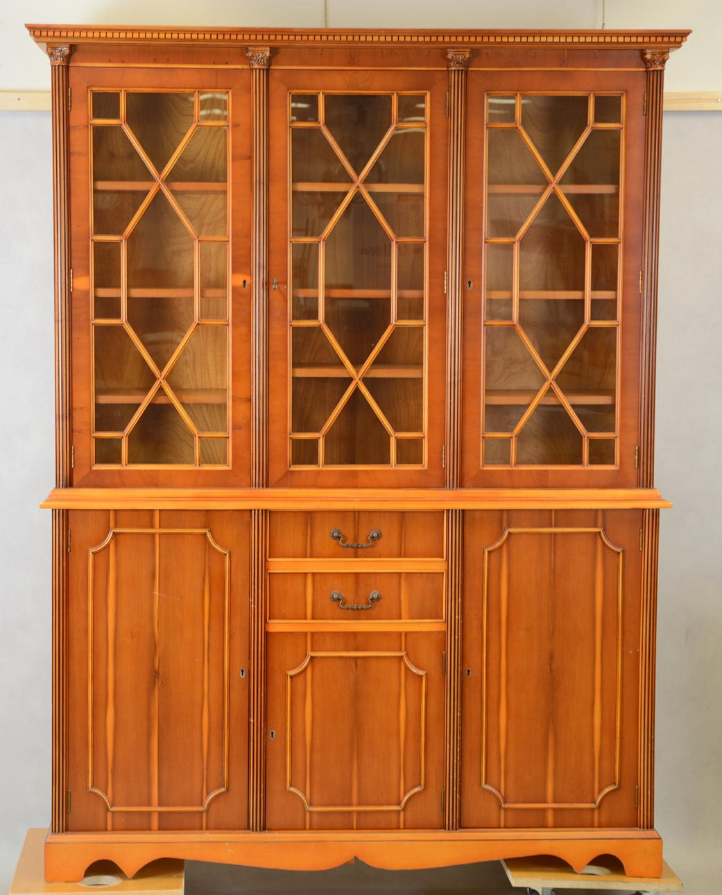 VITRINSKÅP, idegran, engelsk stil.