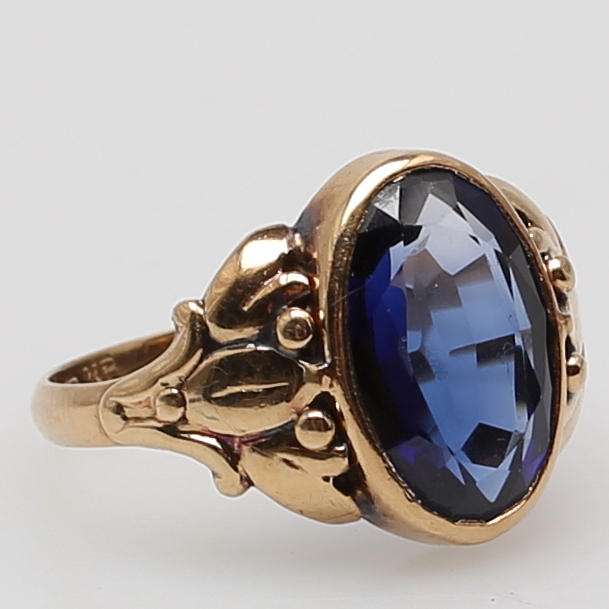 RING i 14K gulguld besatt med blå oval fasettslipad sten, stämplad 585.