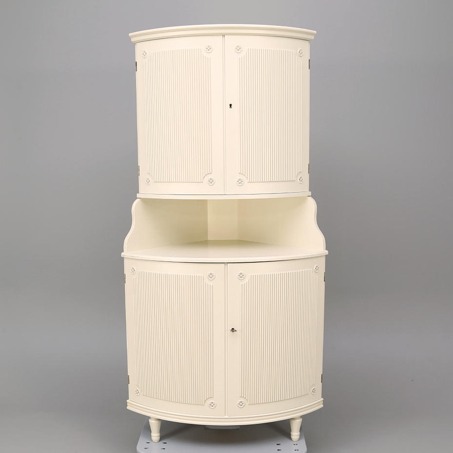 HÖRNSKÅP, gustaviansk stil, 1900-talets senare del.