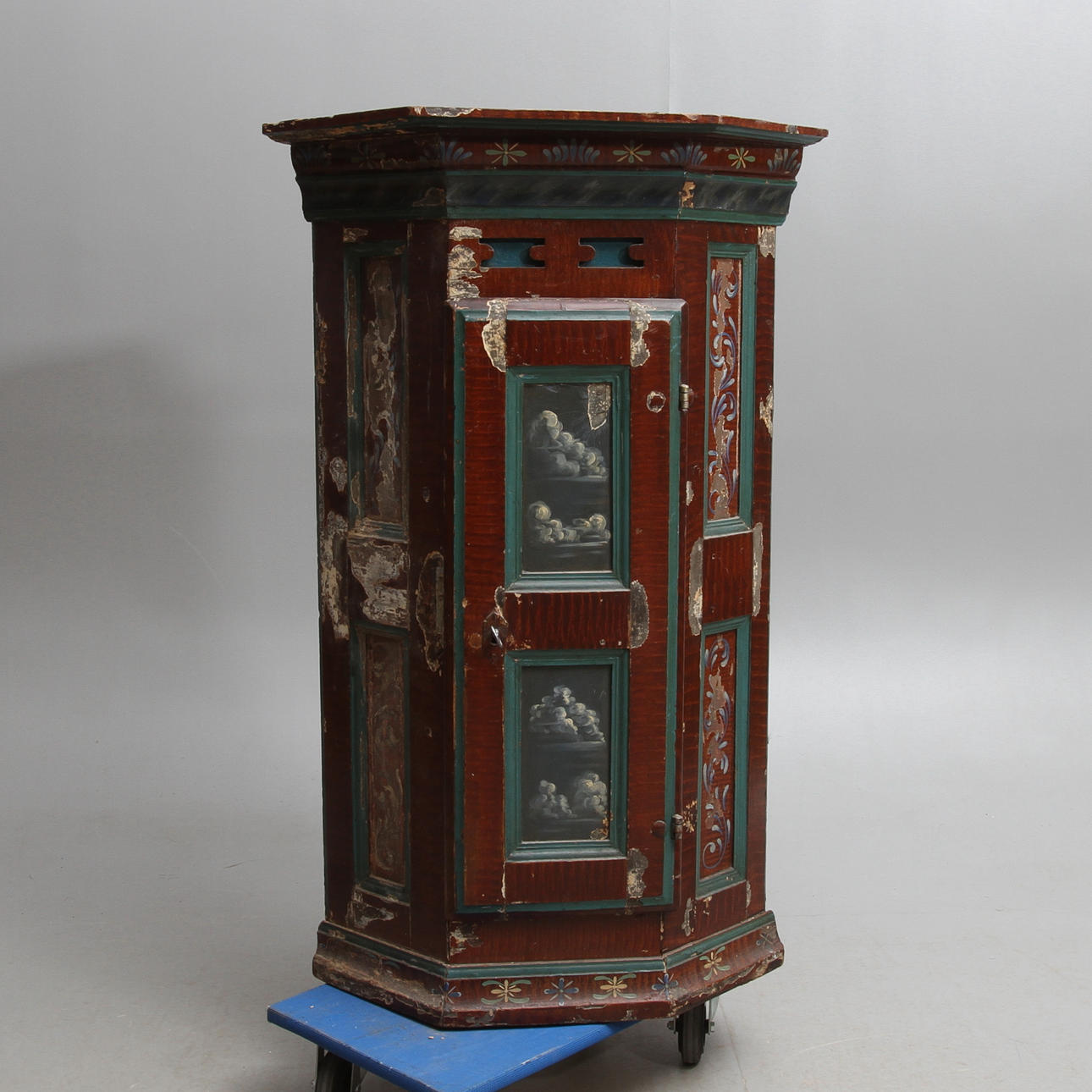 HÖRNSKÅP, allmoge, 1700-tal.