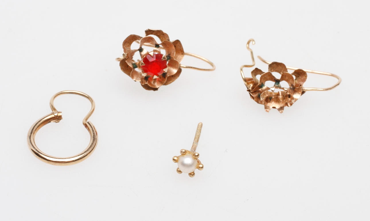 ÖRHÄNGEN, 4 st, 14-18k guld, vikt ca 2,1 gr.