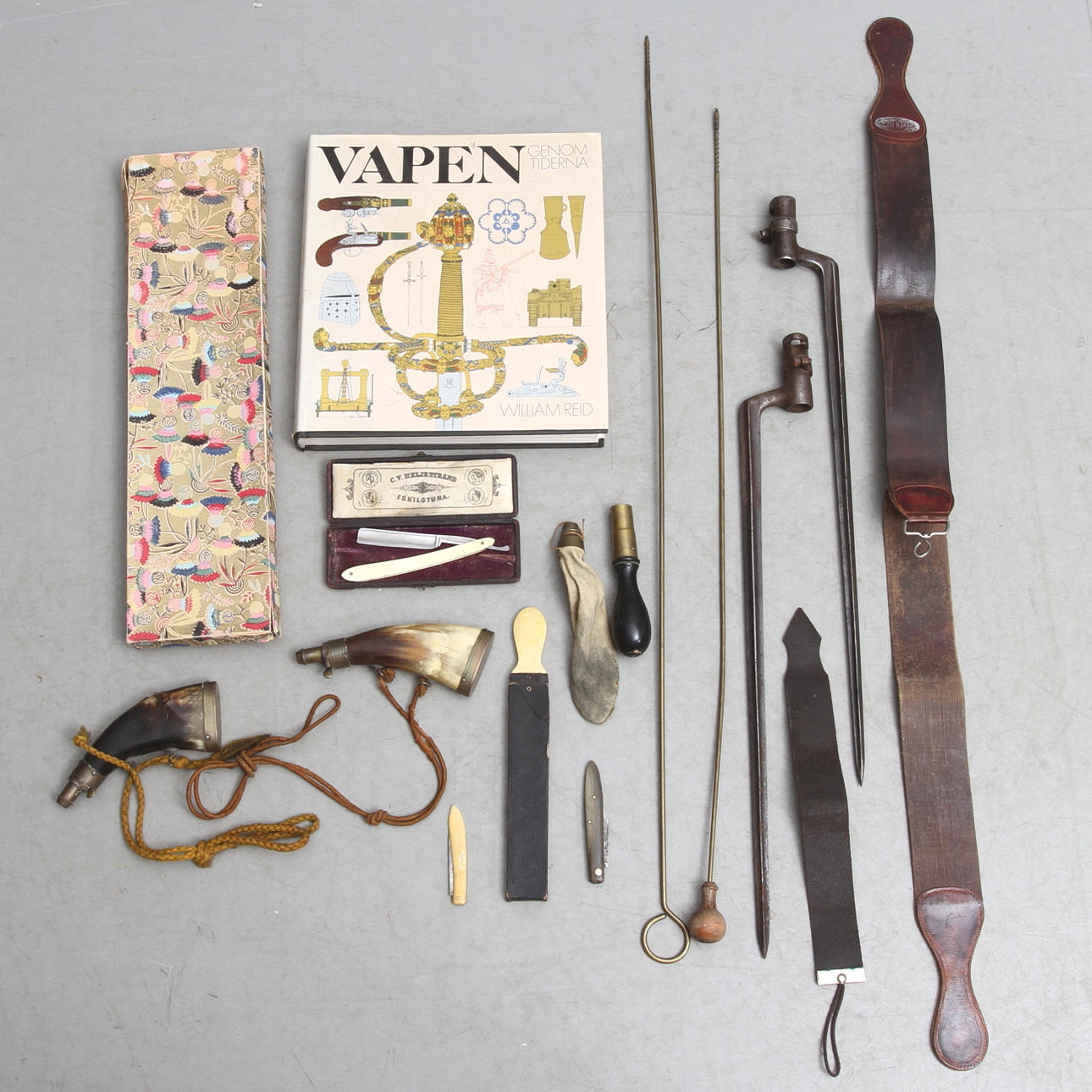 PARTI DIVERSE, bla 2 st bajonetter, kruthorn och knivar.