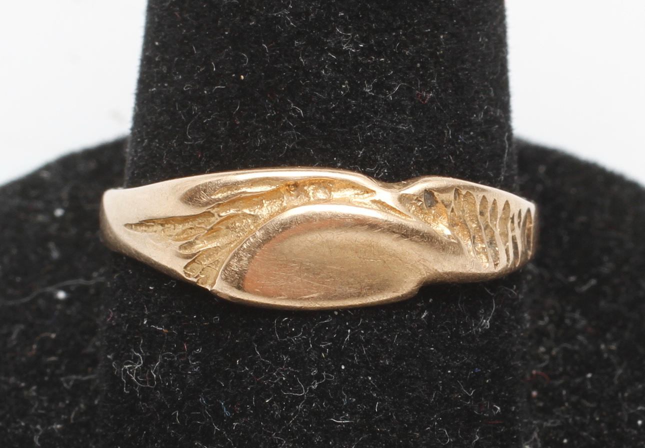 RING, 18k guld, vikt ca 2,3 gr.