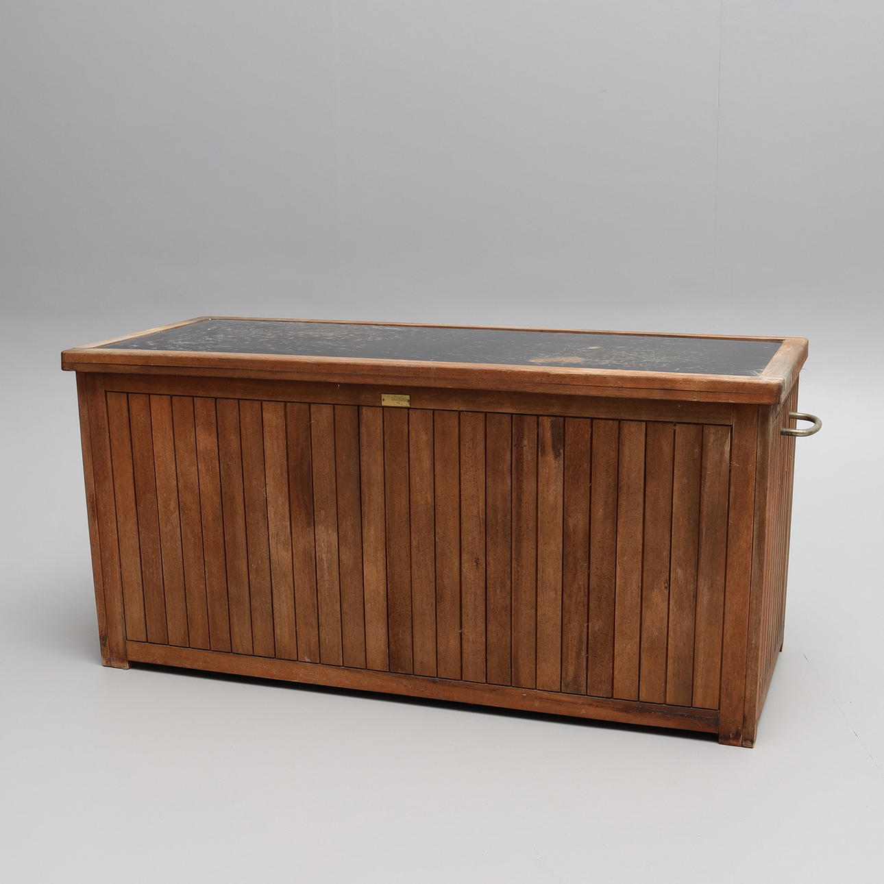 DYNBOX, teak, tag mærket Colibri.