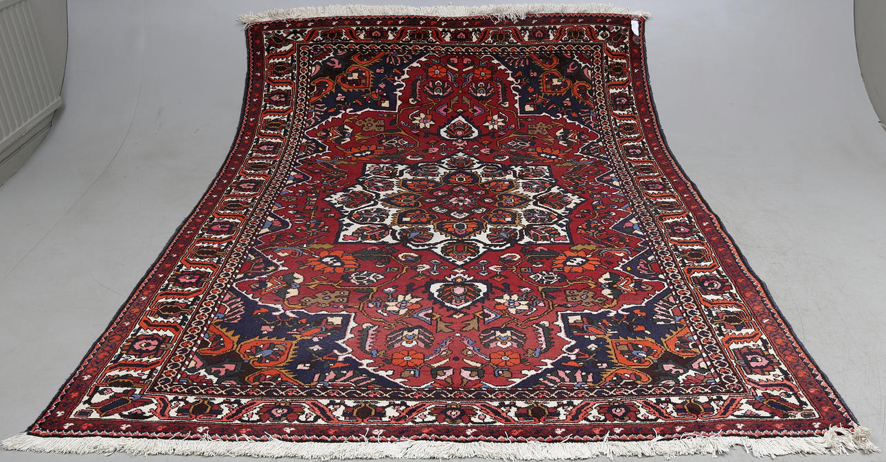 MATTA, Bachtiari, cirka 300 x 220 cm.