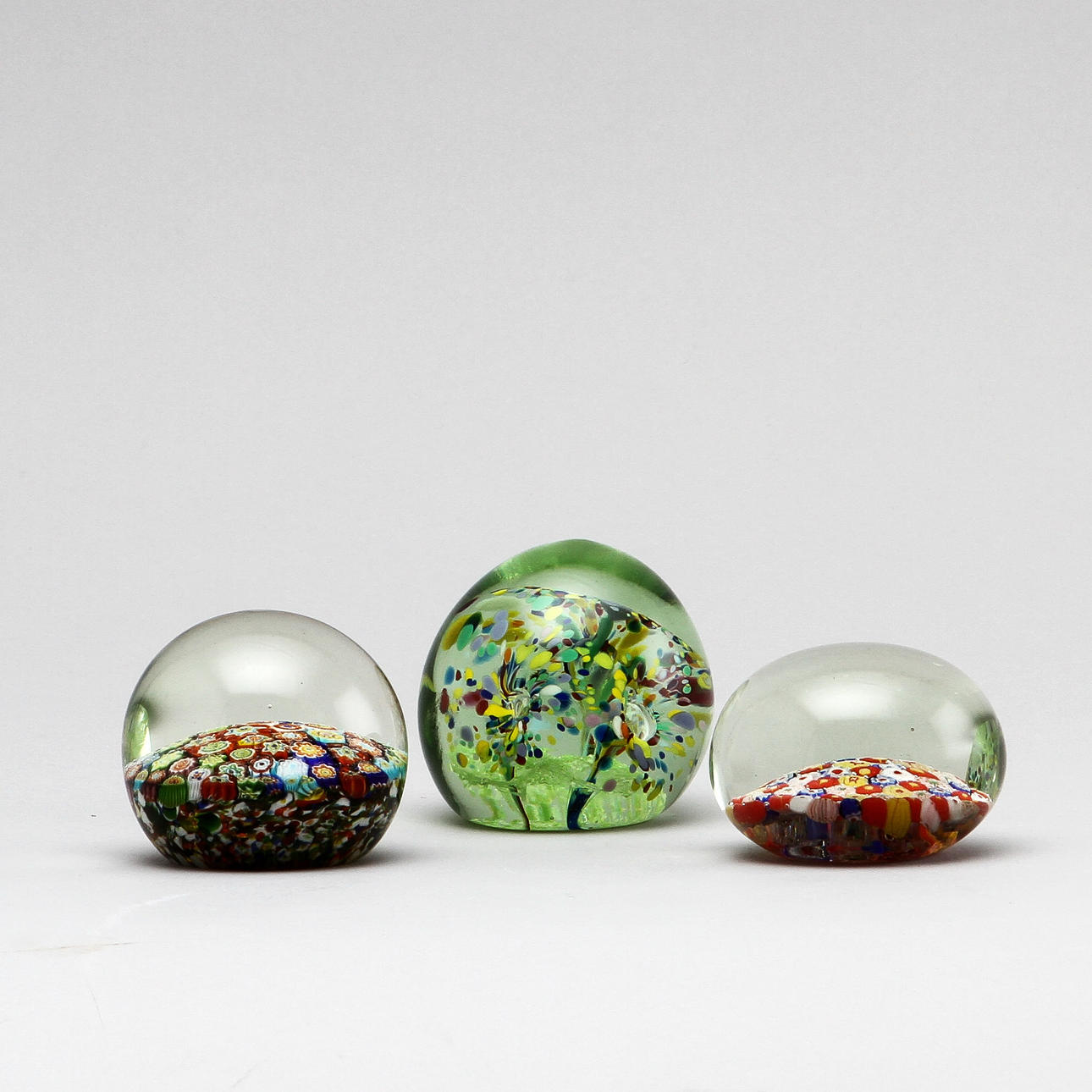 BREVPRESSAR, 3 st, glas, Millefiori, möjligen Murano, Italien.