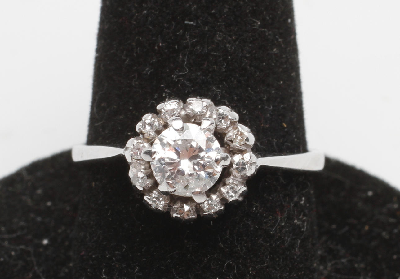 VITGULDSRING, 18k guld, med briljantslipad diamant ca 0.68 ct.