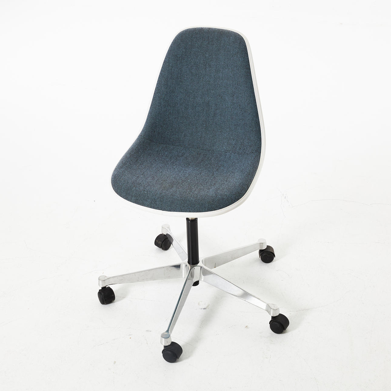 CHARLES & RAY EAMES. „Plastic Side Chair PSCC“, Bürostuhl, Vitra.