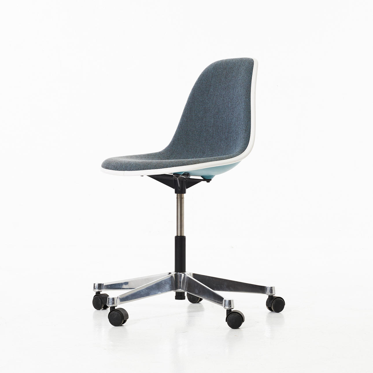 CHARLES & RAY EAMES. „Plastic Side Chair PSCC“, Bürostuhl, Vitra.