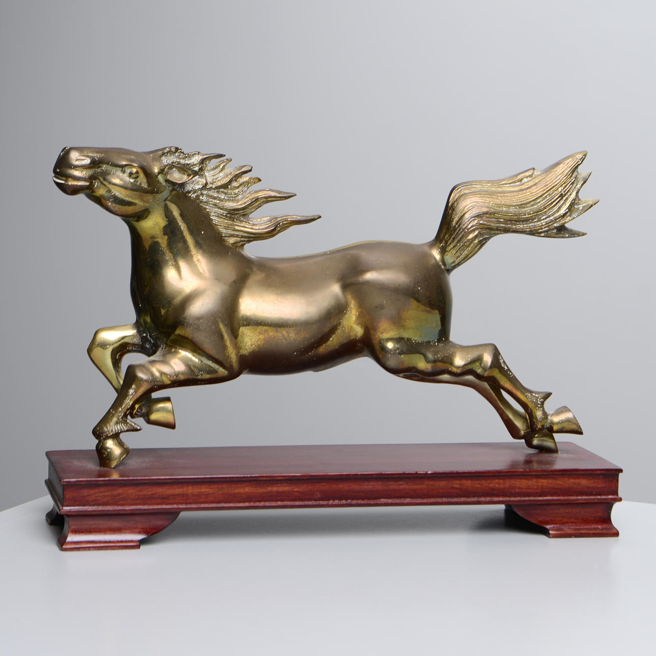 SKULPTUR, Springade häst, mässing.