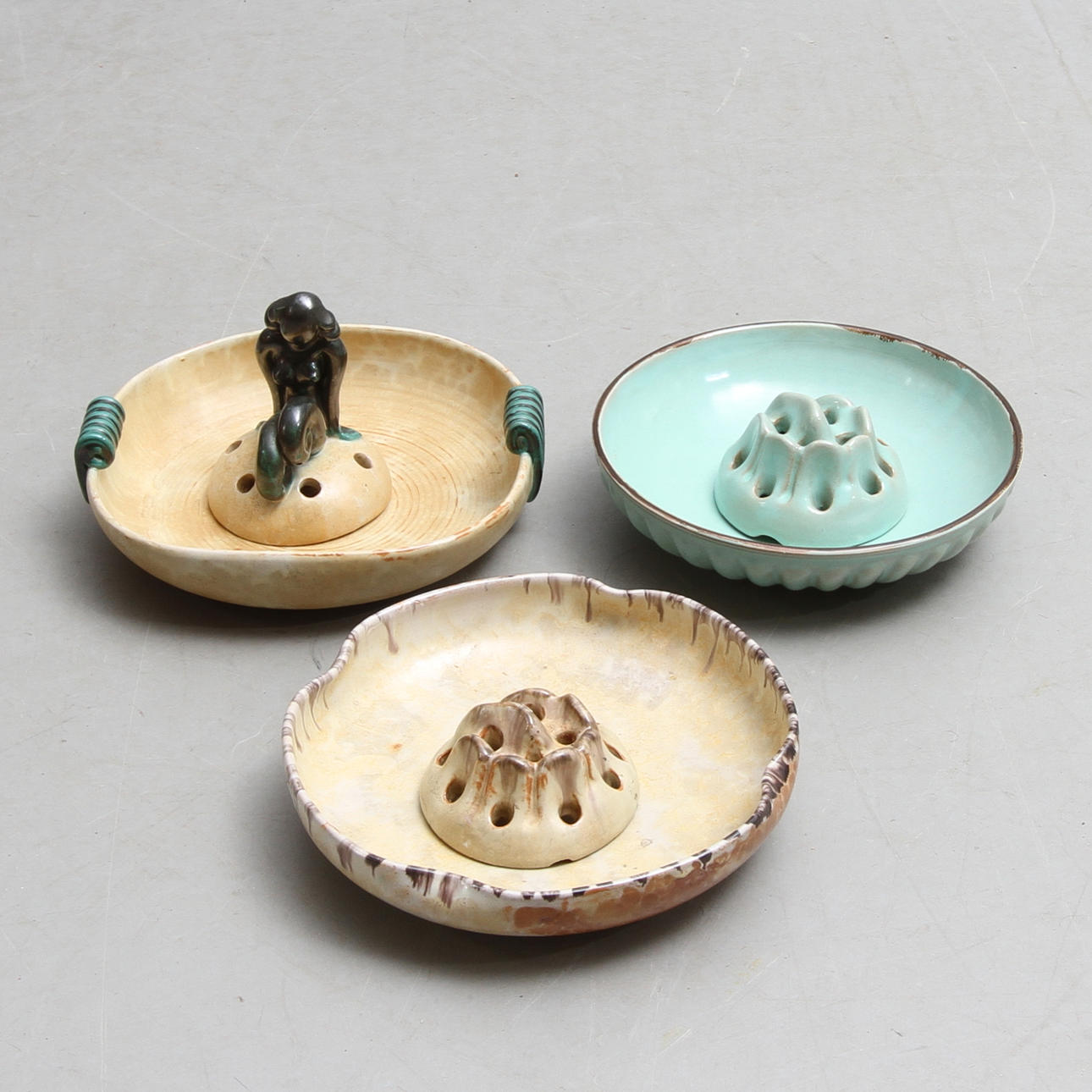 BLOMHÅLLARE MED FAT, 3 st, keramik, Ekeby.