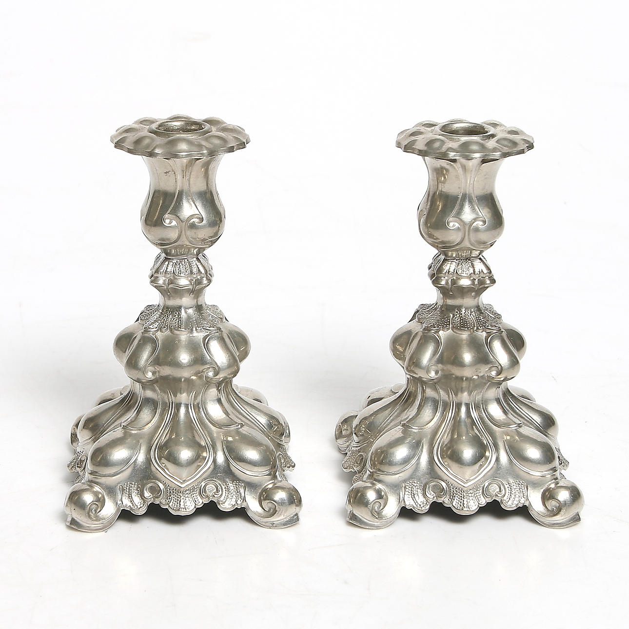 LJUSSTAKAR, ett par, tenn, Barockstil, Ernst Svedbom, Vetlanda. 1958.