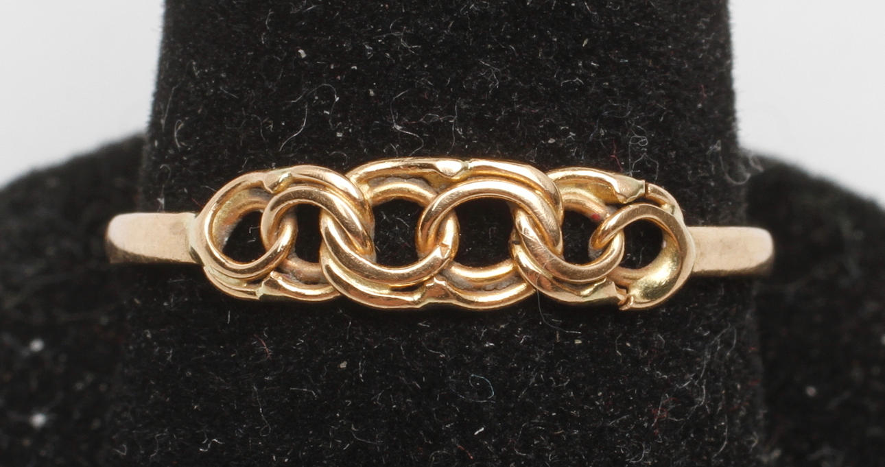 BISMARCKSRING, 18k guld, vikt ca 1,2 gr.
