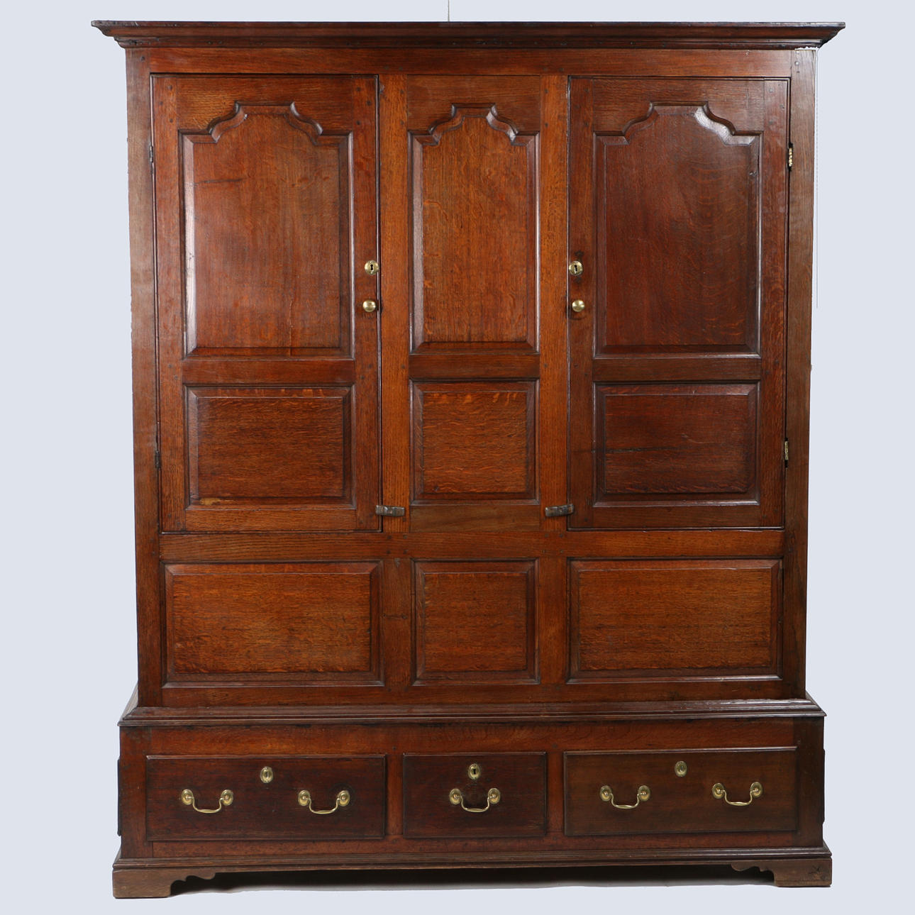 ein großer schrank/kleiderschrank aus eiche aus dem 18