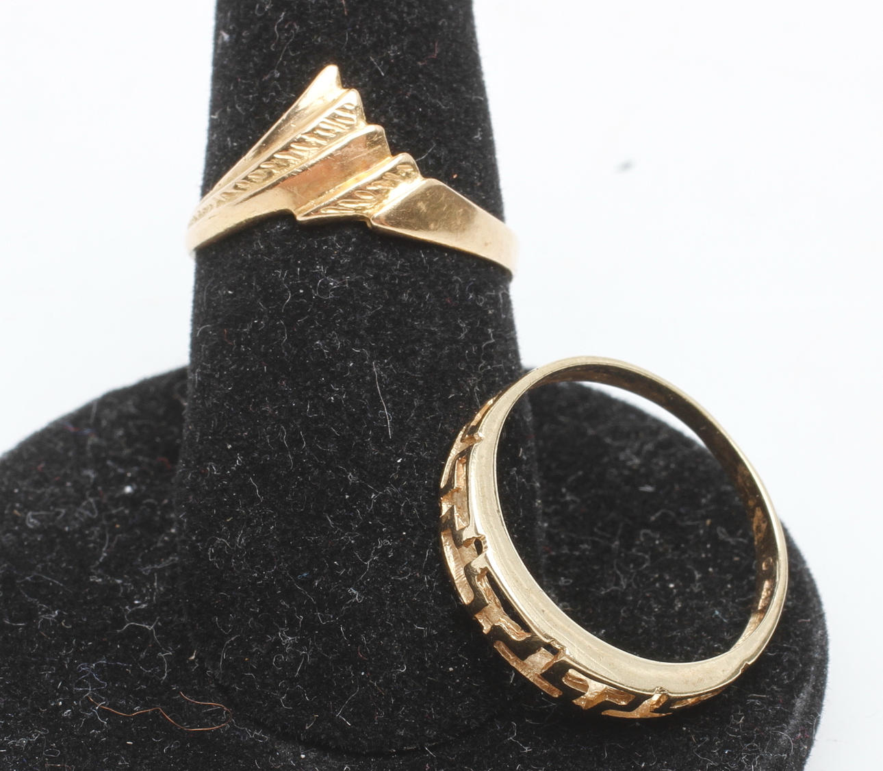 RINGAR, 2 st, 14-18k guld, total vikt ca 4,2 gr.