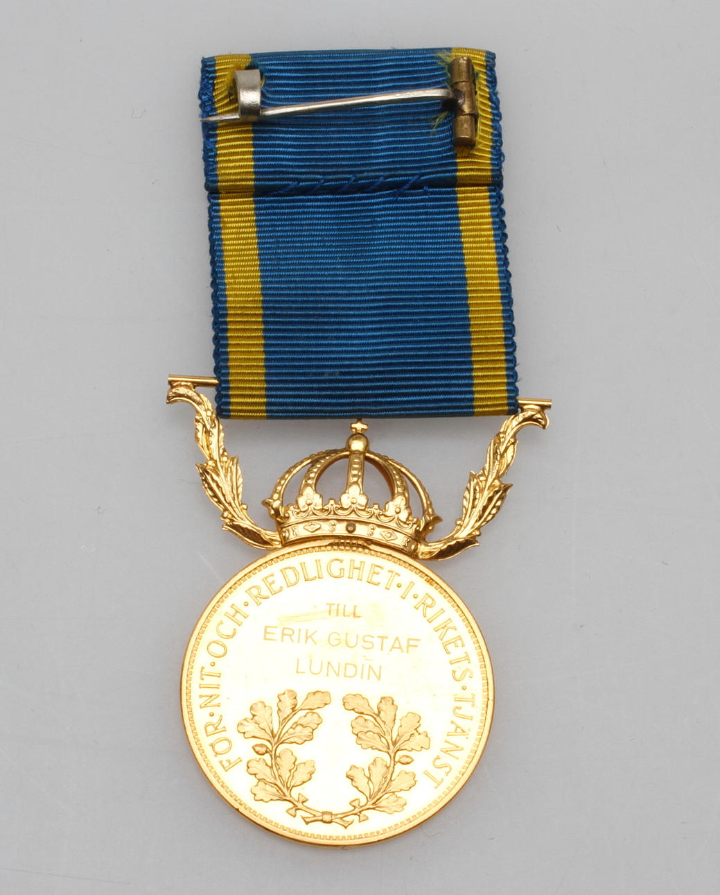 MEDALJ, 18k samt 23k guld, total vikt inkl band ca 17 gr.