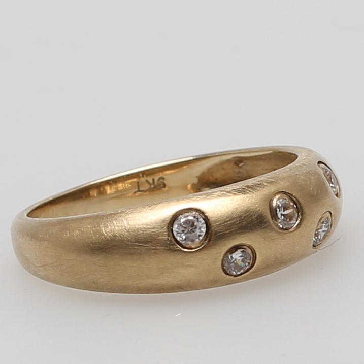 RING i 9K gulguld besatt med fem zirkoner.