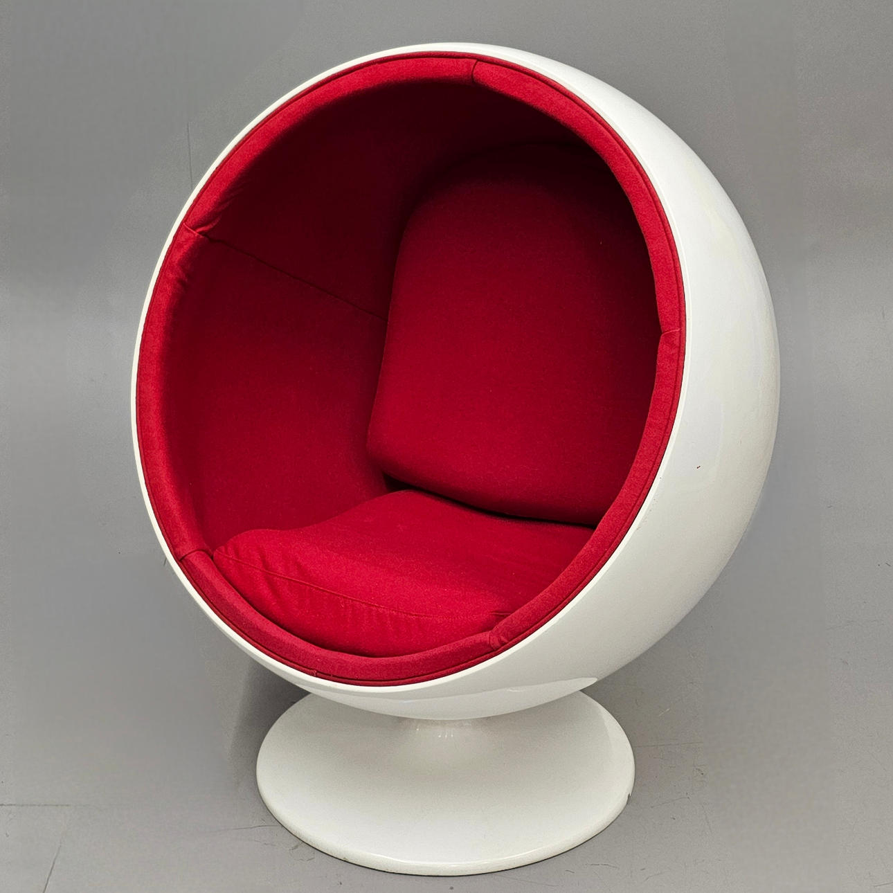 EFTER JANUARI ARNIO. ”BOLLSTOL” I GLASFIBER OCH TYG.