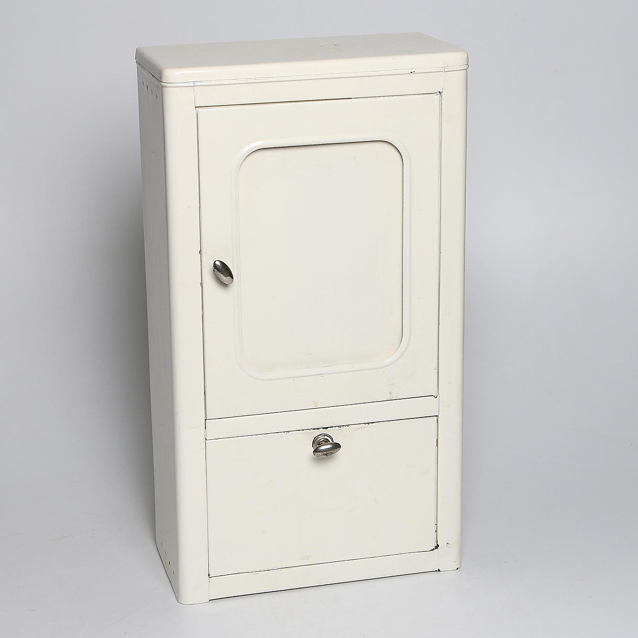 BADRUMSSKÅP, plåt, 1940-tal.