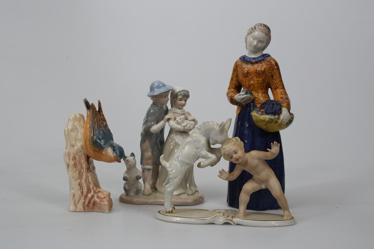 FIGURINER, porslin och stengods, 4 stycken, bland annat Goebel.