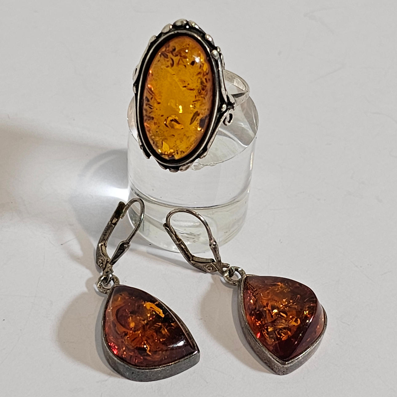 SET OHRRINGE UND RING AUS BERNSTEIN UND SILBER. NUMMER 17.