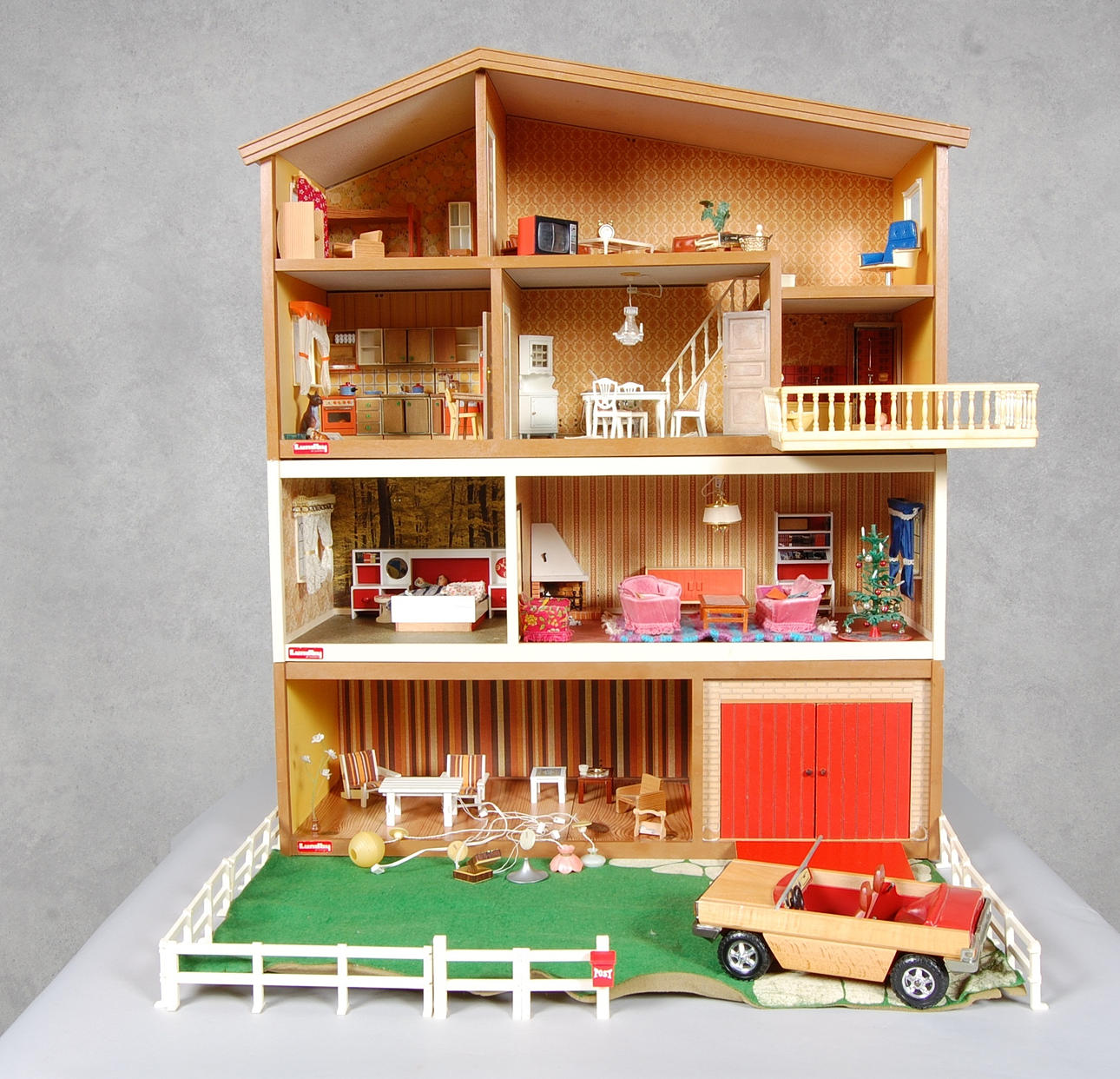 DOCKHUS, tre etage, komplett med möbler,1970-tal.