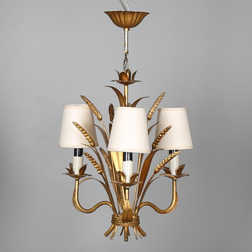 TAKLAMPA, i gulmetall med dekor av veteax, Italien, 1900-talets senare hälft.