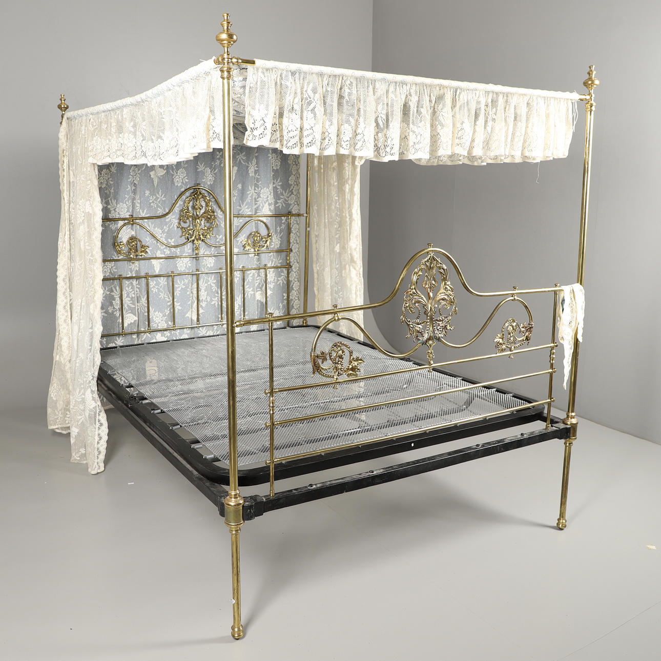 EIN VIKTORIANISCHES 5-Fuß-BETT AUS MESSING UND EISEN.