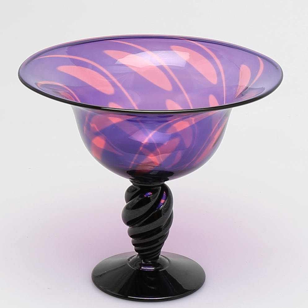 SKÅL PÅ FOT i glas, Wilke Adolfsson, Orrefors, signerad och daterad 2000.