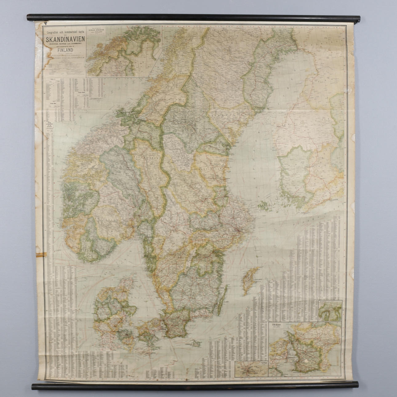 KARTA, Geografisk och kommersiell karta öfver Skandinavien (Sverige, Norge och Danmark) samt angrändande delar av Finland, järnvägsstationer och fasta postanstalter, Geografiskt förlag Stockholm 1917.