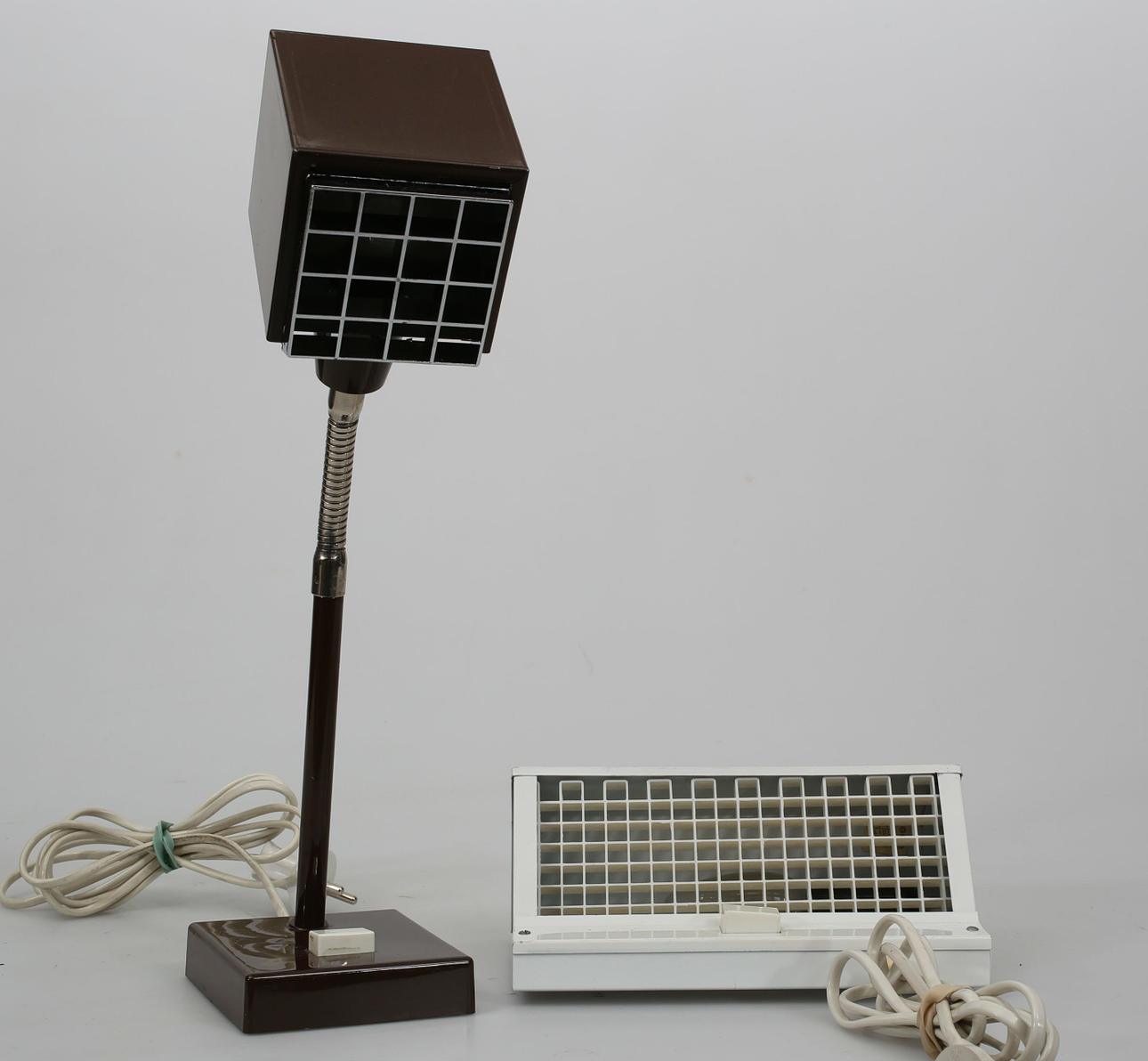 BORDS OCH VÄGGLAMPA, metall, 2 delar, bland annat "Kub", Hans Agne Jacobsson, 1970-tal.