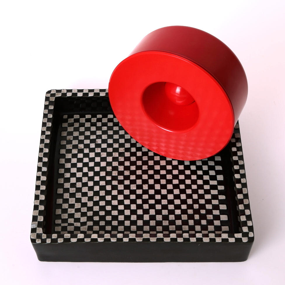 ASKFAT 2 st, "Domino" stengods, Stig Lindberg för Gustavsberg. "Kulan" melamin, Gunnar Larson för Gustavsberg.