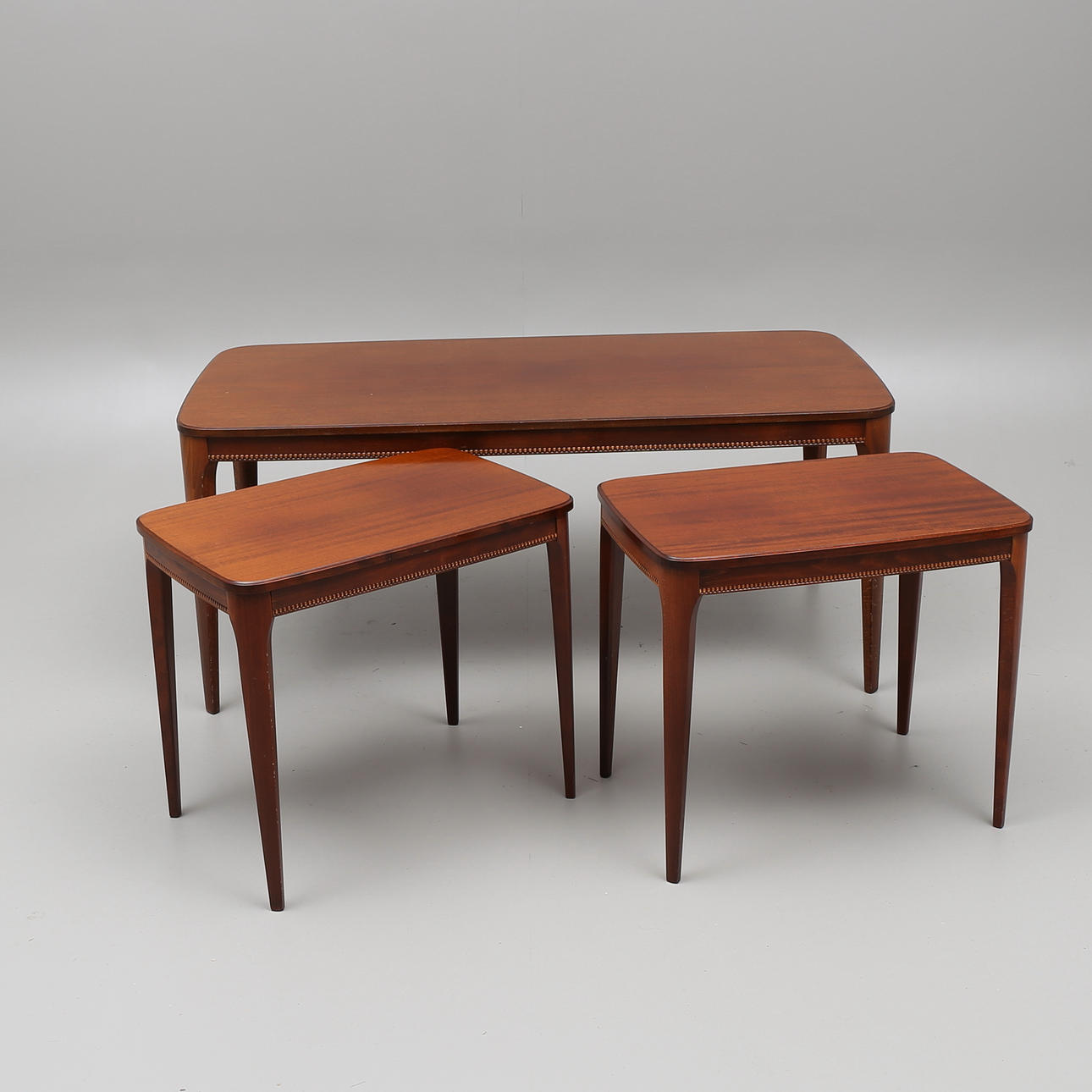 SOFFBORD samt LAMPBORD, ett par, 1900-tal.