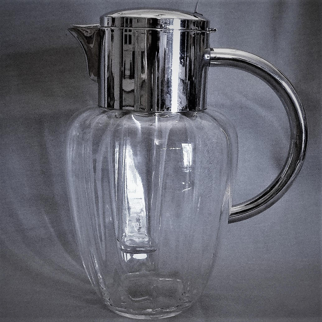 EINE GLASKANNE, sogenannte Kalte Ente, um 1970.