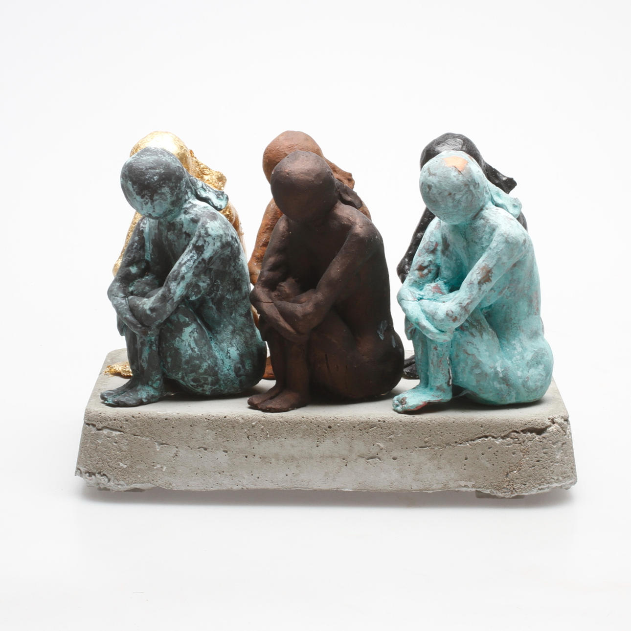 JONAS KÄLLMAN. Skulptur, patinerad gips på betong, 2000-tal.