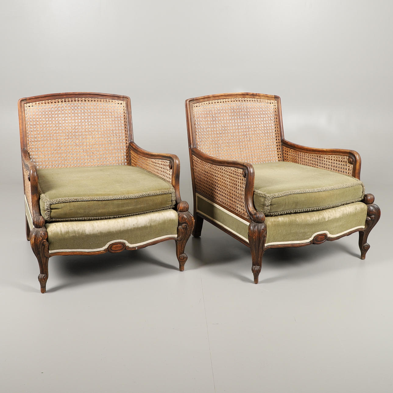 ET PAR udskårne og farvede BERGERE STOLE.