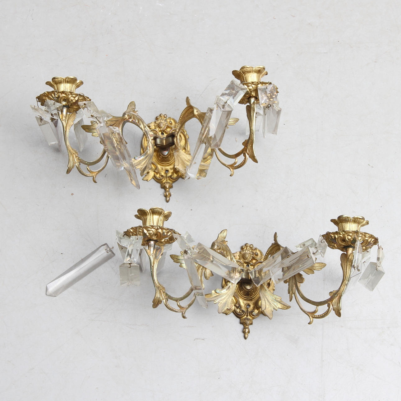 VÄGGLAMPETTER, behängda med prismor, omkring 1900.