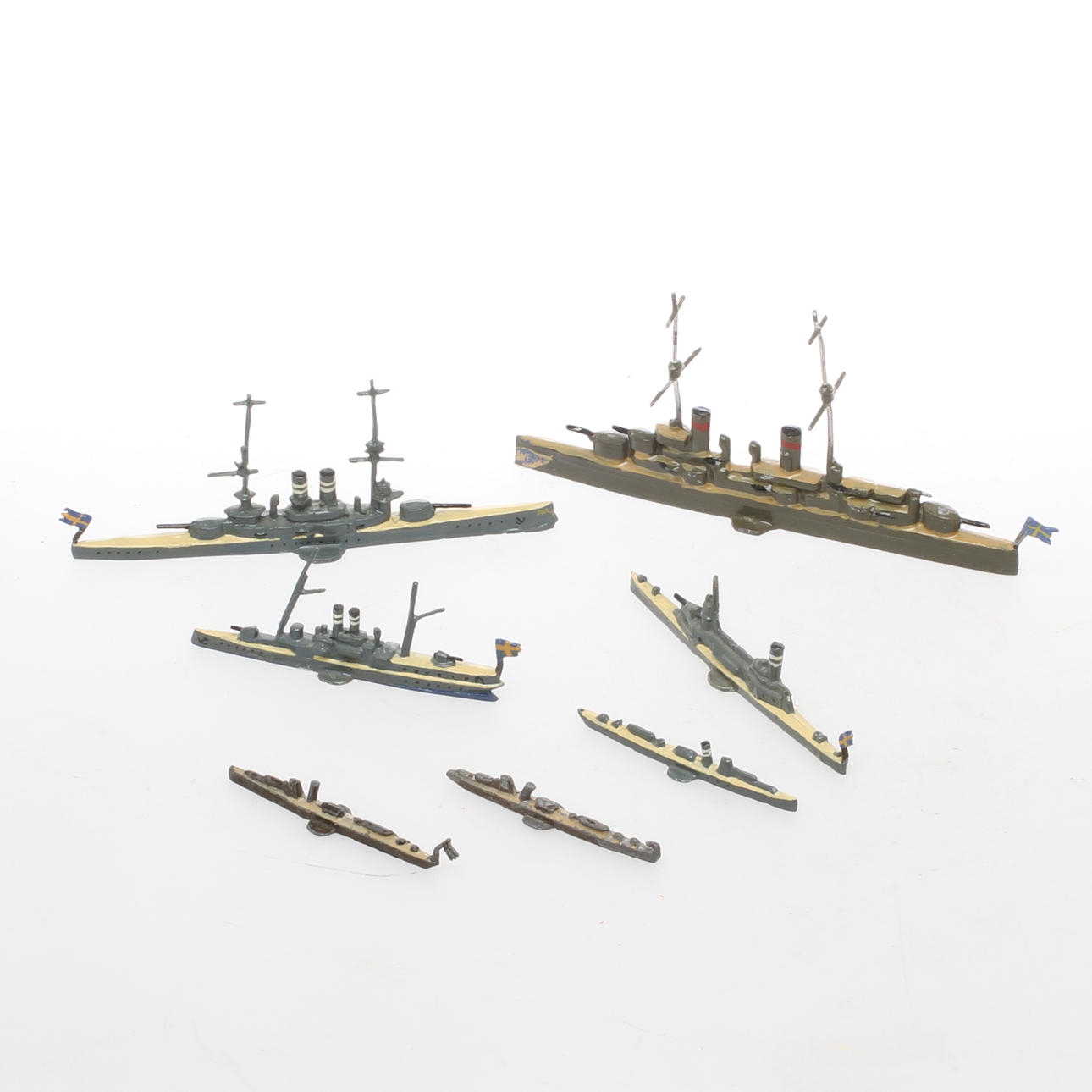 SANTESSONS TENNGJUTERI 7 svenska örlogsfartyg i silhuett.