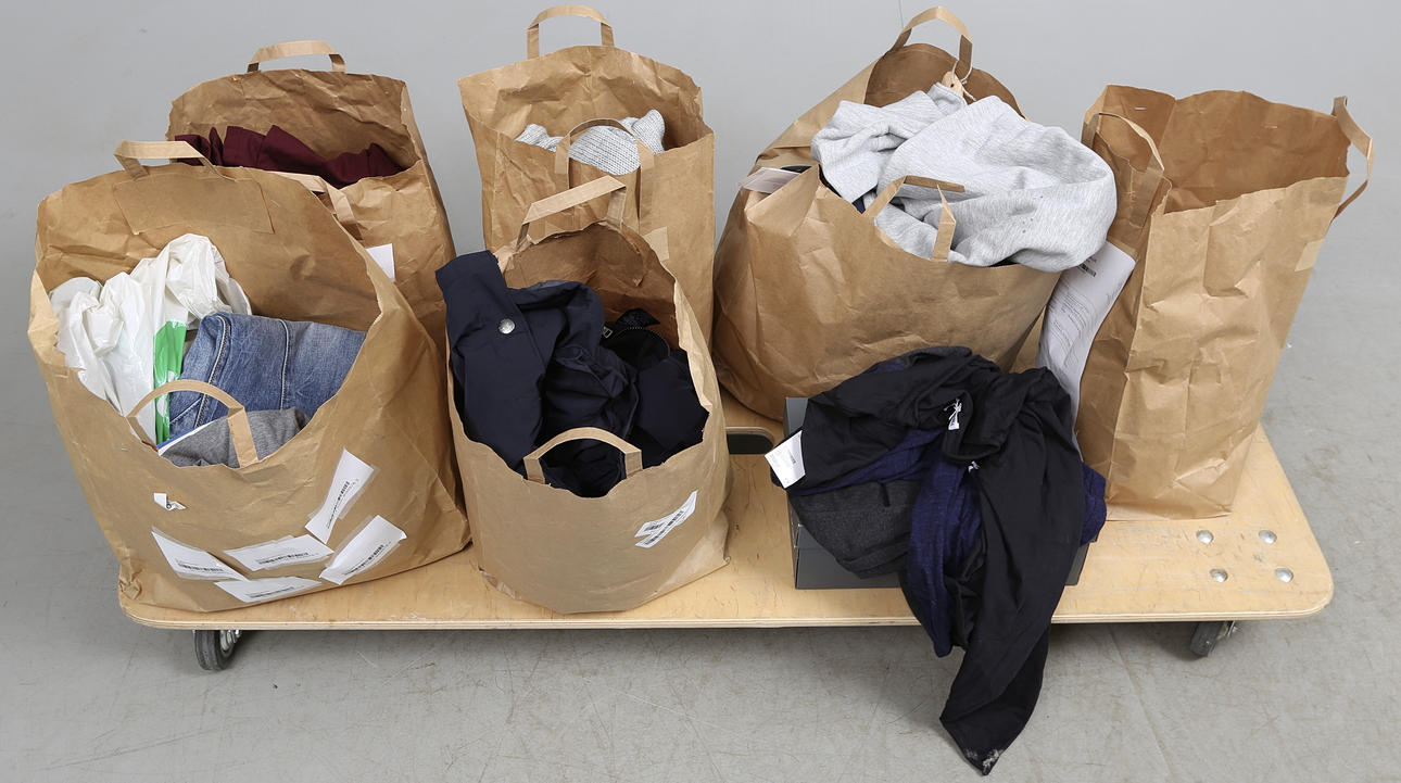 KLÄDER och ETT PAR SKOR, Ecco.