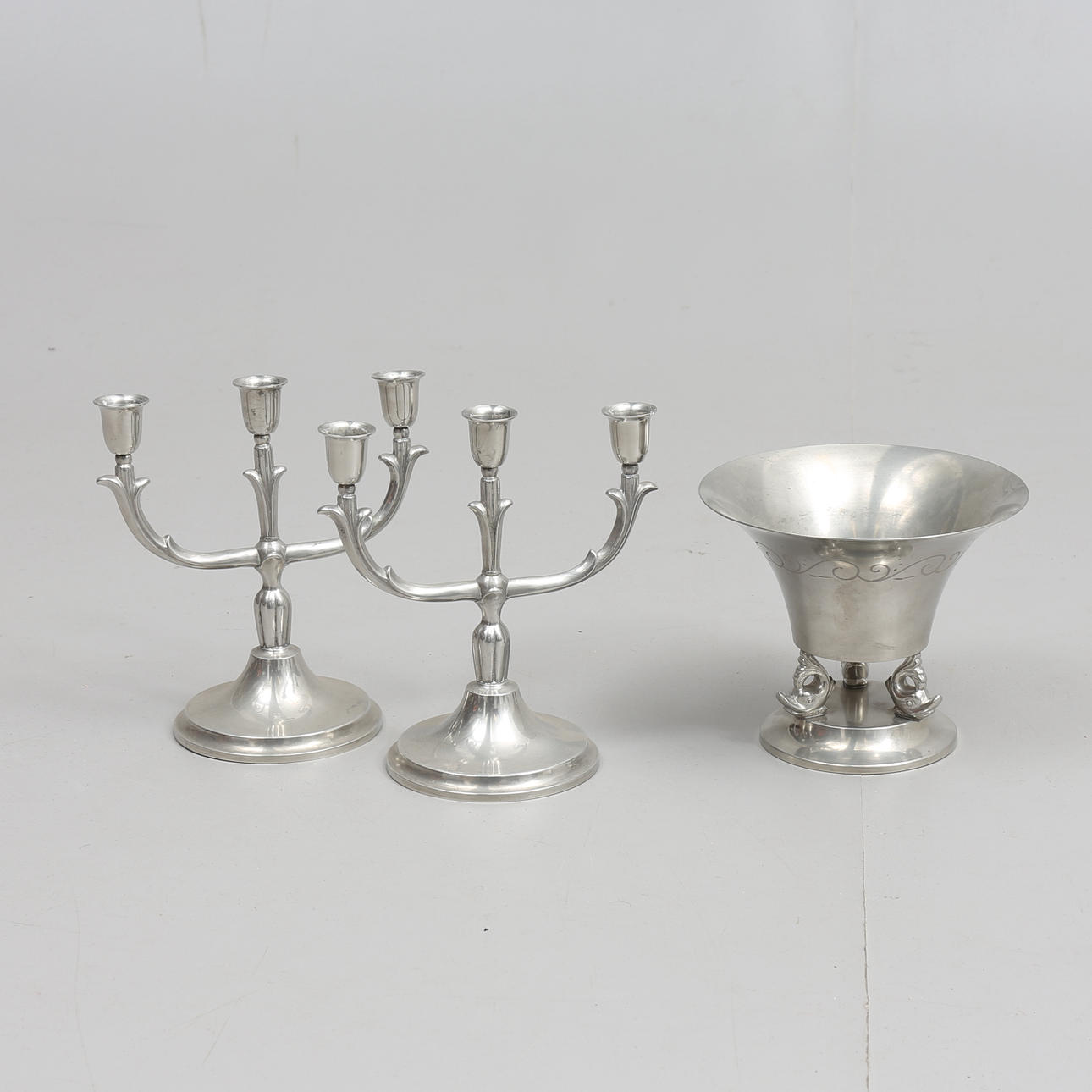 LJUSSTAKAR samt SKÅL, tenn, 1900-talets första hälft.