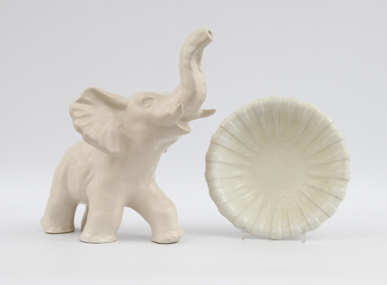 VICKE LINDSTRAND. Elefant och fat, vitglaserat lergods. Upsala-Ekeby.