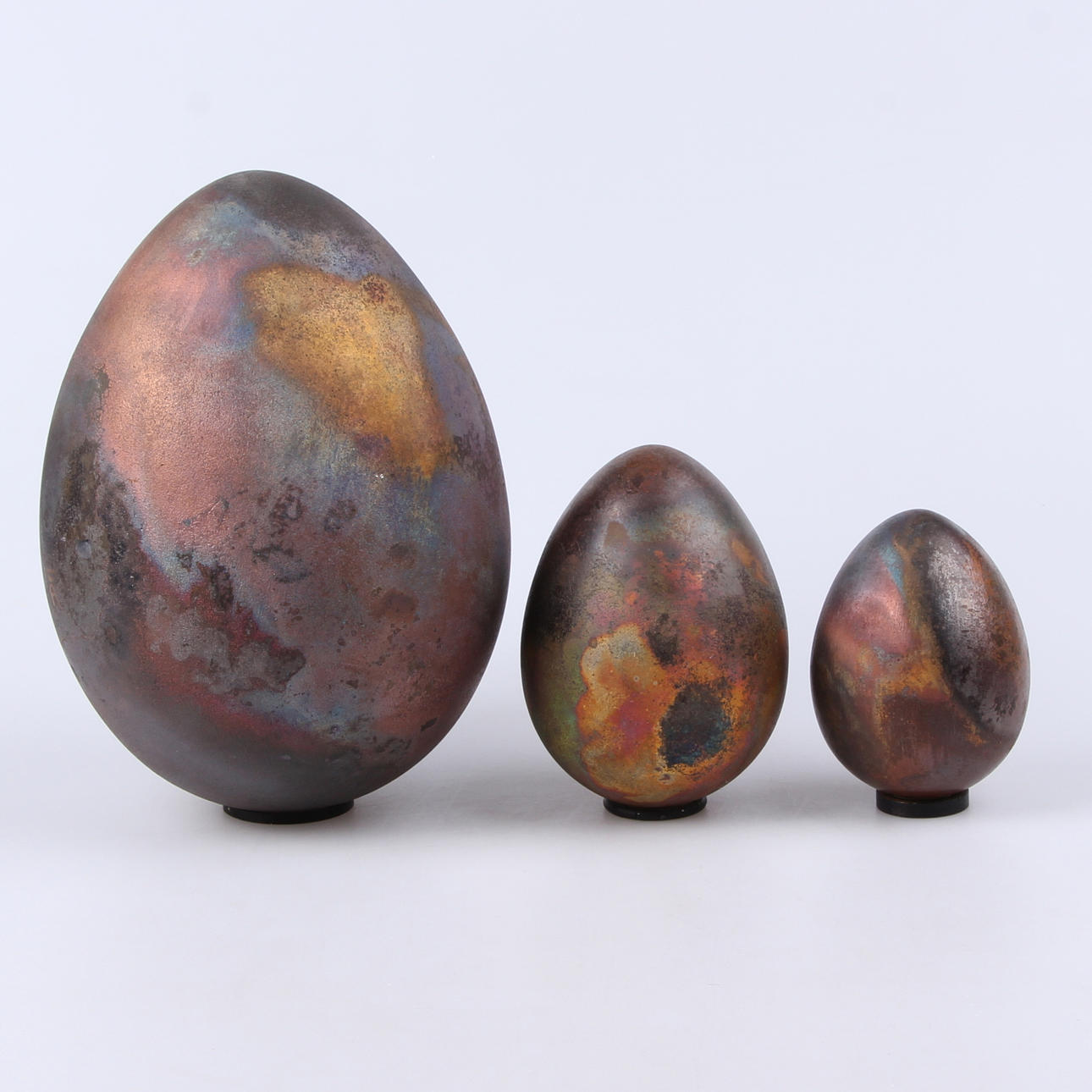 DAGMAR ÄNGGÅRD. (1944-2005), Ägg, 3 st. Stengods, signerade, 1900-talets sista kvartal.